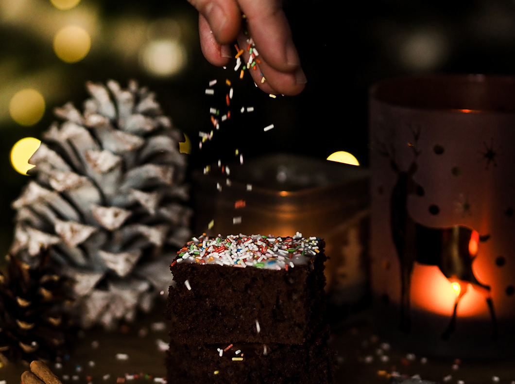 In weihnachtlicher Kulisse werden im Dezember 2020 Plätzchen mit Streuseln verziert.