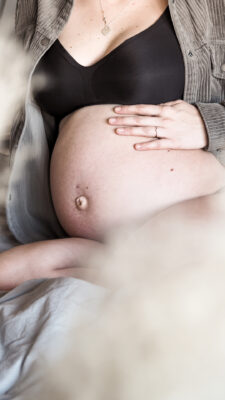 Fokus auf Babybauch.