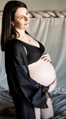 Babybauchshooting im Morgenmantel.