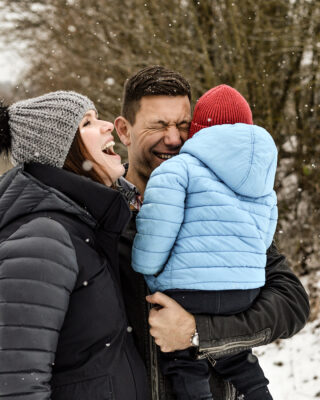 Fröhliches Familienbild zu dritt.