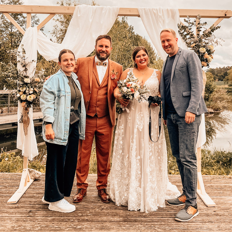 Laura und Sebastian mit Susi und Sascha auf deren Hochzeit.