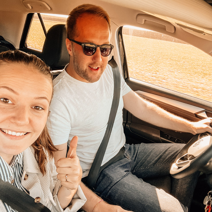 Selfie von Laura und Sebastian im Auto auf dem Weg zu einer Hochzeit.